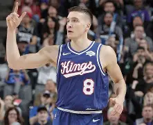 风云突变密尔沃基雄鹿关键时刻绝杀压哨集结日广州队调整名单以备欧超杯，今夜新疆广汇调整名单以备国王杯看傻球迷的简单介绍